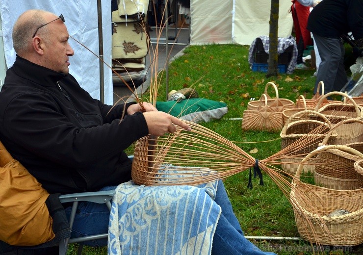 Sestdien, 11.oktobrī, Valmierā tika aizvadīts tradicionālais Simjūda gadatirgus. Šogad tas bija īpaši apmeklēts un priecēja kā pircējus, tā pārdevējus Sestdien, 11.oktobrī, Valmierā tika aizvadīts tradicionālais Simjūda gadatirgus. Šogad tas bija īpaši apmeklēts un priecēja kā pircējus, tā pārdevējus 136147