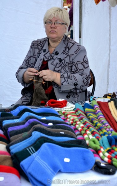 Sestdien, 11.oktobrī, Valmierā tika aizvadīts tradicionālais Simjūda gadatirgus. Šogad tas bija īpaši apmeklēts un priecēja kā pircējus, tā pārdevējus Sestdien, 11.oktobrī, Valmierā tika aizvadīts tradicionālais Simjūda gadatirgus. Šogad tas bija īpaši apmeklēts un priecēja kā pircējus, tā pārdevējus 136155