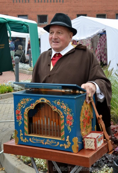 Sestdien, 11.oktobrī, Valmierā tika aizvadīts tradicionālais Simjūda gadatirgus. Šogad tas bija īpaši apmeklēts un priecēja kā pircējus, tā pārdevējus Sestdien, 11.oktobrī, Valmierā tika aizvadīts tradicionālais Simjūda gadatirgus. Šogad tas bija īpaši apmeklēts un priecēja kā pircējus, tā pārdevējus 136172