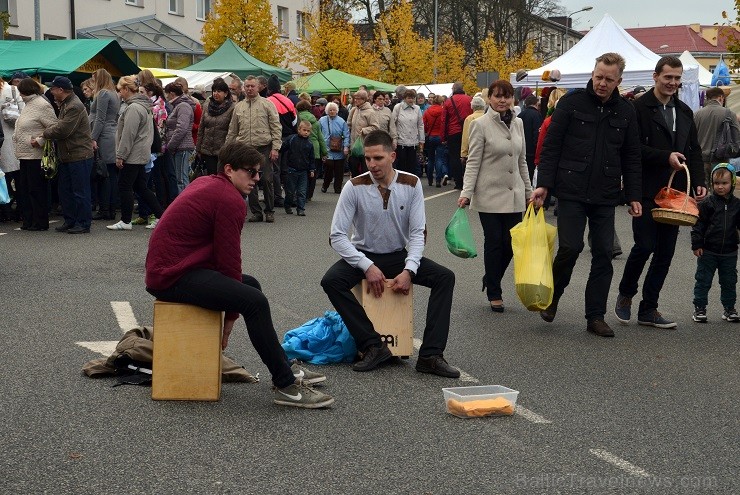 Sestdien, 11.oktobrī, Valmierā tika aizvadīts tradicionālais Simjūda gadatirgus. Šogad tas bija īpaši apmeklēts un priecēja kā pircējus, tā pārdevējus Sestdien, 11.oktobrī, Valmierā tika aizvadīts tradicionālais Simjūda gadatirgus. Šogad tas bija īpaši apmeklēts un priecēja kā pircējus, tā pārdevējus 136175