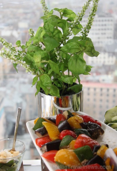 Rīgas viesnīcas «Radisson Blu Hotel Latvija» 26.stāva bārā «Skyline bar» svētdienās no pulksten 11.30 līdz 15.00 notiek brančs jeb vēlās brokastis. Va Rīgas viesnīcas «Radisson Blu Hotel Latvija» 26.stāva bārā «Skyline bar» svētdienās no pulksten 11.30 līdz 15.00 notiek brančs jeb vēlās brokastis. Va 136446