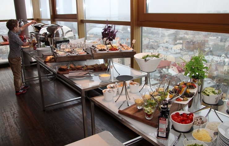 Rīgas viesnīcas «Radisson Blu Hotel Latvija» 26.stāva bārā «Skyline bar» svētdienās no pulksten 11.30 līdz 15.00 notiek brančs jeb vēlās brokastis. Va Rīgas viesnīcas «Radisson Blu Hotel Latvija» 26.stāva bārā «Skyline bar» svētdienās no pulksten 11.30 līdz 15.00 notiek brančs jeb vēlās brokastis. Va 136447