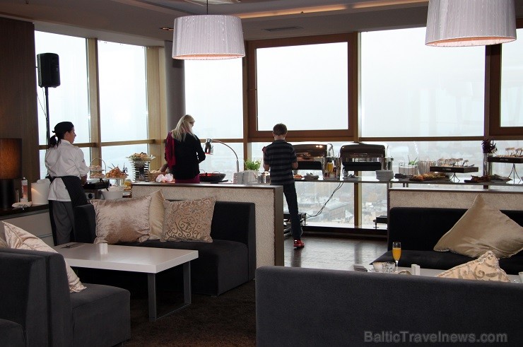 Rīgas viesnīcas «Radisson Blu Hotel Latvija» 26.stāva bārā «Skyline bar» svētdienās no pulksten 11.30 līdz 15.00 notiek brančs jeb vēlās brokastis. Va Rīgas viesnīcas «Radisson Blu Hotel Latvija» 26.stāva bārā «Skyline bar» svētdienās no pulksten 11.30 līdz 15.00 notiek brančs jeb vēlās brokastis. Va 136459