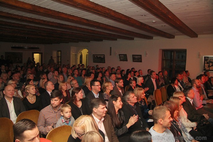 Dziedātājs Intars Busilis izklaidē Dikļu pils publiku 136536