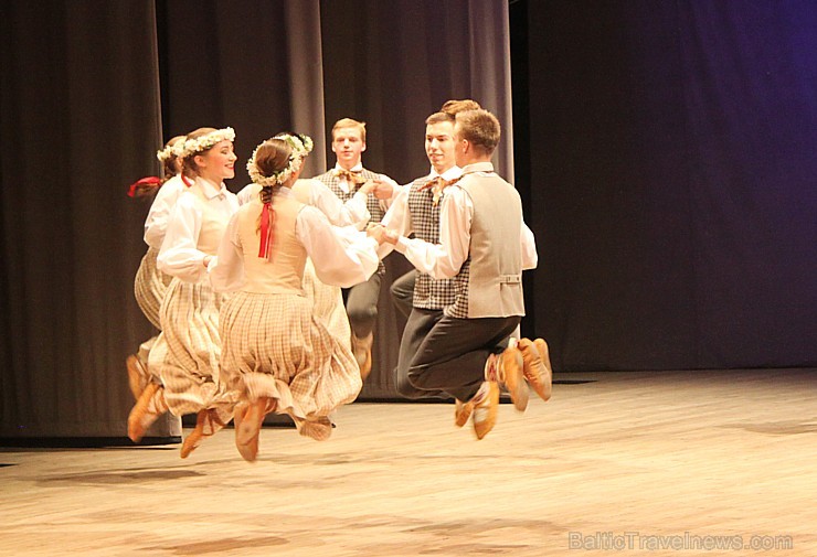 Ogres bērnu un jauniešu deju kolektīvs «Pīlādzītis» 20.12.2014 izdejo Ziemassvētku programmu. Vairāk informācijas par Ogri - www.LatvijasCentrs.lv Ogres bērnu un jauniešu deju kolektīvs «Pīlādzītis» 20.12.2014 izdejo Ziemassvētku programmu. Vairāk informācijas par Ogri - www.LatvijasCentrs.lv 140179