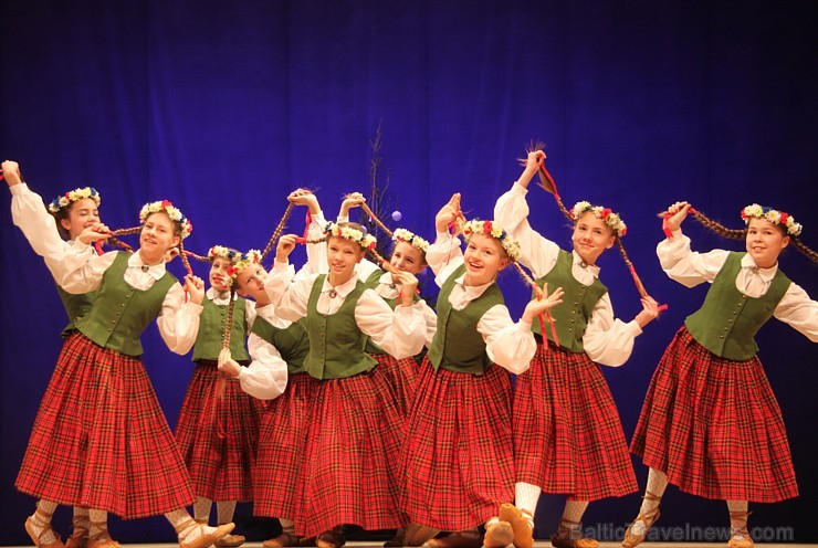 Ogres bērnu un jauniešu deju kolektīvs «Pīlādzītis» 20.12.2014 izdejo Ziemassvētku programmu. Vairāk informācijas par Ogri - www.LatvijasCentrs.lv Ogres bērnu un jauniešu deju kolektīvs «Pīlādzītis» 20.12.2014 izdejo Ziemassvētku programmu. Vairāk informācijas par Ogri - www.LatvijasCentrs.lv 140181