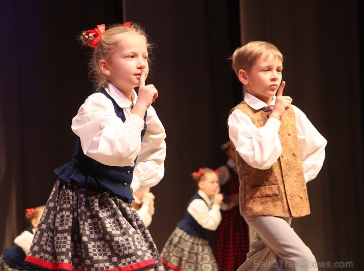 Ogres bērnu un jauniešu deju kolektīvs «Pīlādzītis» 20.12.2014 izdejo Ziemassvētku programmu. Vairāk informācijas par Ogri - www.LatvijasCentrs.lv Ogres bērnu un jauniešu deju kolektīvs «Pīlādzītis» 20.12.2014 izdejo Ziemassvētku programmu. Vairāk informācijas par Ogri - www.LatvijasCentrs.lv 140182