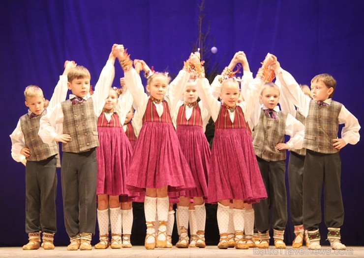 Ogres bērnu un jauniešu deju kolektīvs «Pīlādzītis» 20.12.2014 izdejo Ziemassvētku programmu. Vairāk informācijas par Ogri - www.LatvijasCentrs.lv Ogres bērnu un jauniešu deju kolektīvs «Pīlādzītis» 20.12.2014 izdejo Ziemassvētku programmu. Vairāk informācijas par Ogri - www.LatvijasCentrs.lv 140183