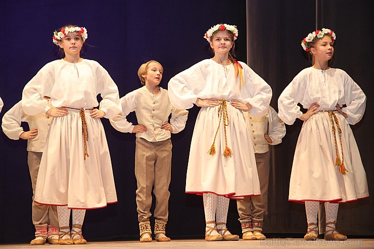 Ogres bērnu un jauniešu deju kolektīvs «Pīlādzītis» 20.12.2014 izdejo Ziemassvētku programmu. Vairāk informācijas par Ogri - www.LatvijasCentrs.lv Ogres bērnu un jauniešu deju kolektīvs «Pīlādzītis» 20.12.2014 izdejo Ziemassvētku programmu. Vairāk informācijas par Ogri - www.LatvijasCentrs.lv 140187