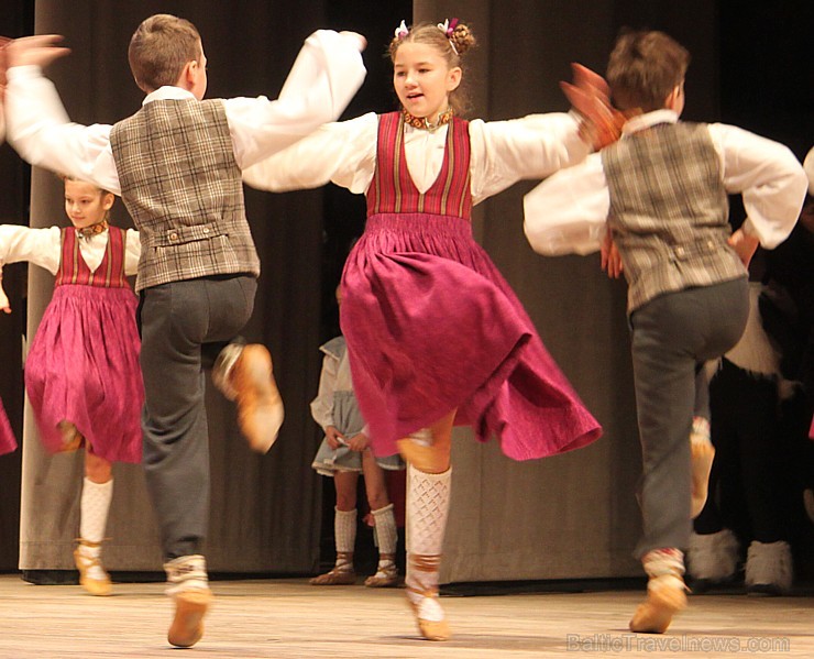 Ogres bērnu un jauniešu deju kolektīvs «Pīlādzītis» 20.12.2014 izdejo Ziemassvētku programmu. Vairāk informācijas par Ogri - www.LatvijasCentrs.lv Ogres bērnu un jauniešu deju kolektīvs «Pīlādzītis» 20.12.2014 izdejo Ziemassvētku programmu. Vairāk informācijas par Ogri - www.LatvijasCentrs.lv 140199