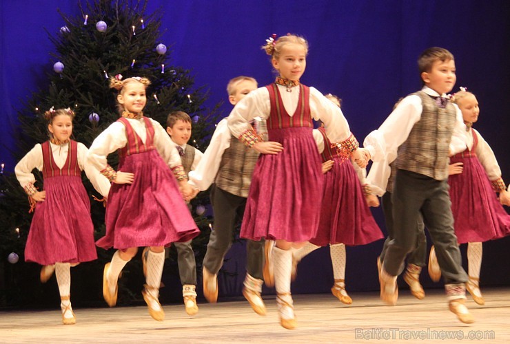 Ogres bērnu un jauniešu deju kolektīvs «Pīlādzītis» 20.12.2014 izdejo Ziemassvētku programmu. Vairāk informācijas par Ogri - www.LatvijasCentrs.lv Ogres bērnu un jauniešu deju kolektīvs «Pīlādzītis» 20.12.2014 izdejo Ziemassvētku programmu. Vairāk informācijas par Ogri - www.LatvijasCentrs.lv 140200