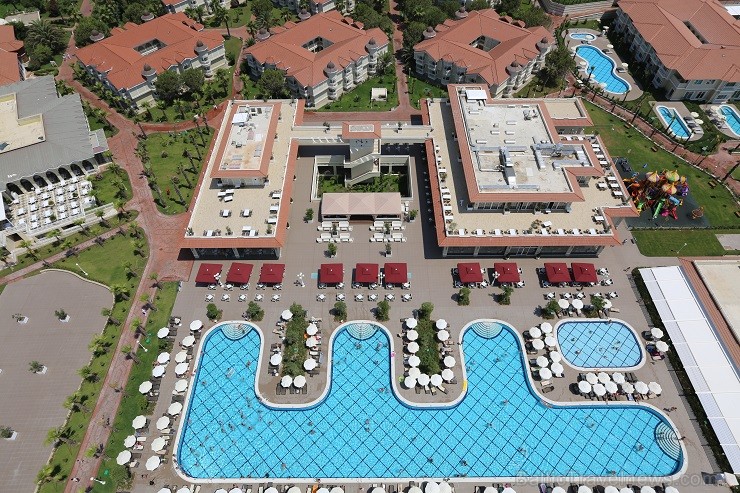 Viesnīcā ir 3 atklātie baseini, segtais baseins, akvaparks (15000 m2); saulessargi, atpūtas krēsli, matrači Viesnīcā ir 3 atklātie baseini, segtais baseins, akvaparks (15000 m2); saulessargi, atpūtas krēsli, matrači 143133