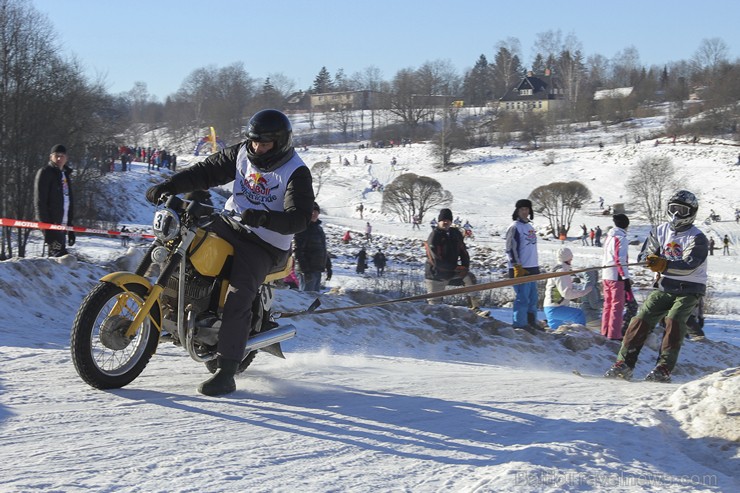 Blakus Cēsu pilsdrupām aizvadītas Red Bull Twitch’n’Ride skijoringa sacensības 143292