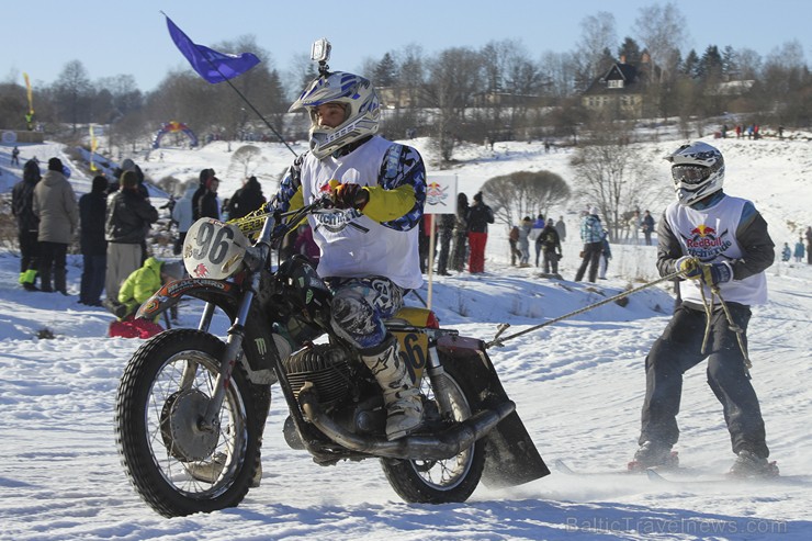 Blakus Cēsu pilsdrupām aizvadītas Red Bull Twitch’n’Ride skijoringa sacensības 143296