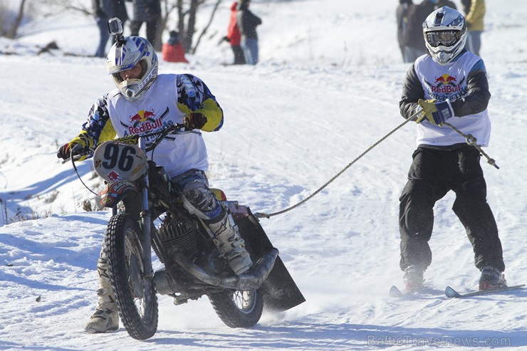 Blakus Cēsu pilsdrupām aizvadītas Red Bull Twitch’n’Ride skijoringa sacensības 143298