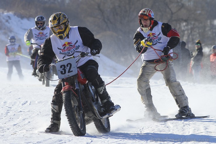 Blakus Cēsu pilsdrupām aizvadītas Red Bull Twitch’n’Ride skijoringa sacensības 143300