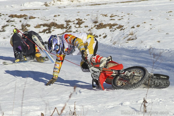 Blakus Cēsu pilsdrupām aizvadītas Red Bull Twitch’n’Ride skijoringa sacensības 143305