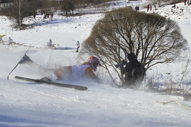 Blakus Cēsu pilsdrupām aizvadītas Red Bull Twitch’n’Ride skijoringa sacensības 143307