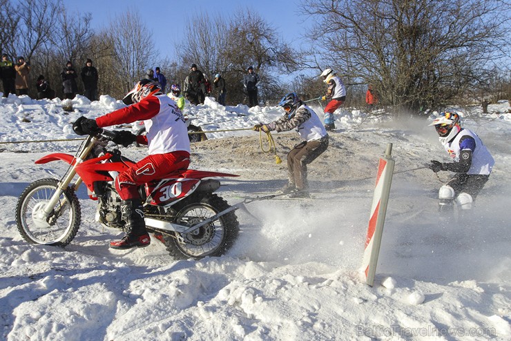 Blakus Cēsu pilsdrupām aizvadītas Red Bull Twitch’n’Ride skijoringa sacensības 143319