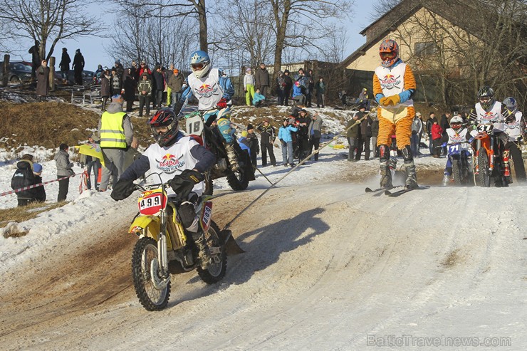 Blakus Cēsu pilsdrupām aizvadītas Red Bull Twitch’n’Ride skijoringa sacensības 143322