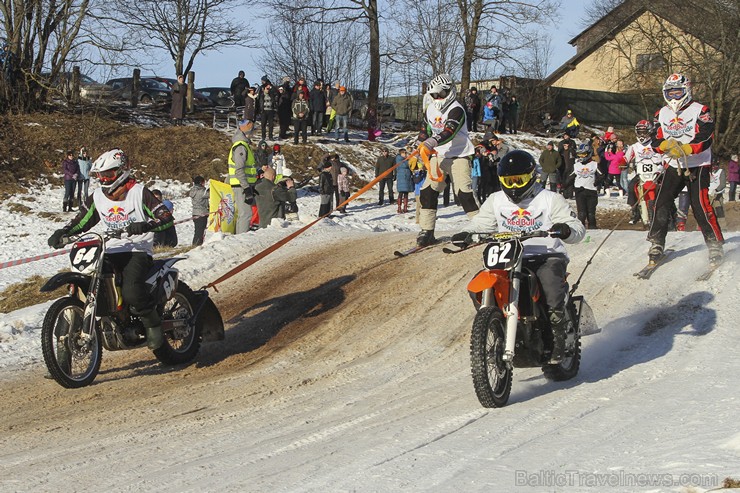 Blakus Cēsu pilsdrupām aizvadītas Red Bull Twitch’n’Ride skijoringa sacensības 143323