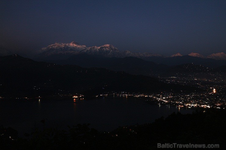 Naksnīgā Pokhara un Himalaji. Pokhara, Nepāla. Travelnews.lv pateicas Laumai Kalējai par bildēm no Nepālas - www.Pogotava.blogspot.com Naksnīgā Pokhara un Himalaji. Pokhara, Nepāla. Travelnews.lv pateicas Laumai Kalējai par bildēm no Nepālas - www.Pogotava.blogspot.com 143977