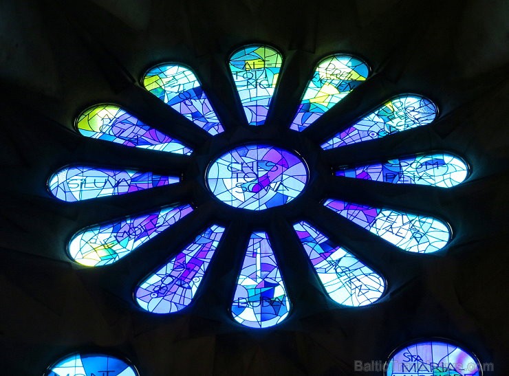 Atklāj, ko slēpj Svētās Ģimenes baznīcas (Sagrada Família) greznas vitrāžas www.sagradafamilia.cat Atklāj, ko slēpj Svētās Ģimenes baznīcas (Sagrada Família) greznas vitrāžas www.sagradafamilia.cat 145010