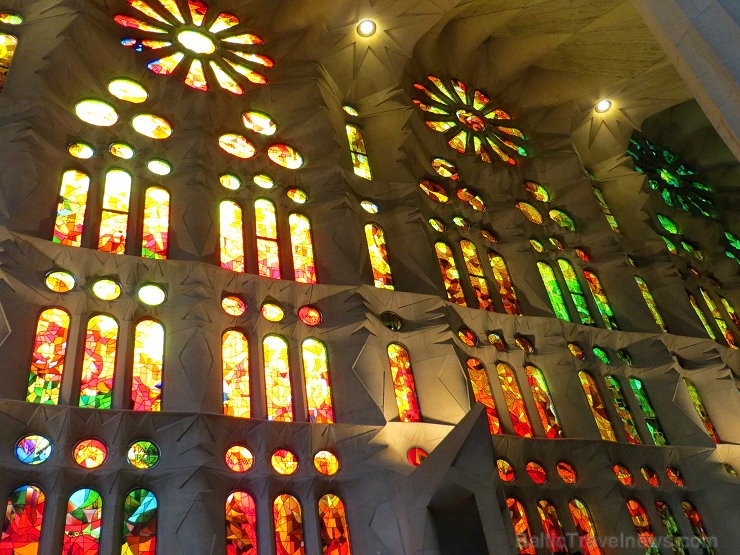 Atklāj, ko slēpj Svētās Ģimenes baznīcas (Sagrada Família) greznas vitrāžas www.sagradafamilia.cat Atklāj, ko slēpj Svētās Ģimenes baznīcas (Sagrada Família) greznas vitrāžas www.sagradafamilia.cat 145011