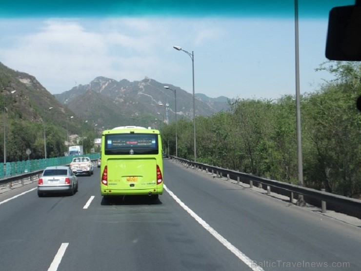 Jauns rīts nāk ar jauniem piedzīvojumiem – trešā diena mūs aizved uz Lielo Ķīnas mūri – pirmie sajūsmas saucieni autobusā atskan brīdī, kad ieraugām m Jauns rīts nāk ar jauniem piedzīvojumiem – trešā diena mūs aizved uz Lielo Ķīnas mūri – pirmie sajūsmas saucieni autobusā atskan brīdī, kad ieraugām m 145300