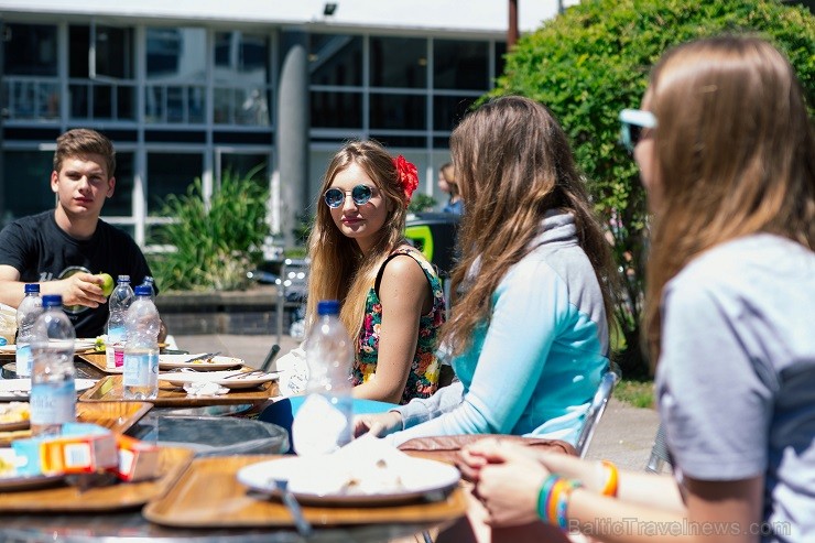 Pusdienu laiks ir ne tikai ēdiena uzņemšana, bet arī socializācija, sauļošanās vai vienkārši laiska saruna ar draugiem universitātes pagalmā Pusdienu laiks ir ne tikai ēdiena uzņemšana, bet arī socializācija, sauļošanās vai vienkārši laiska saruna ar draugiem universitātes pagalmā 145478