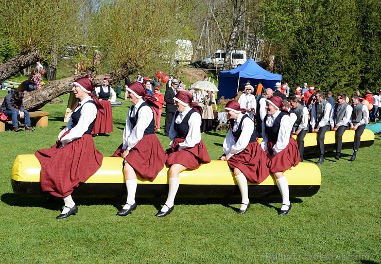 Ieskaties krāšņākā laivu karnevāla norisē 148570