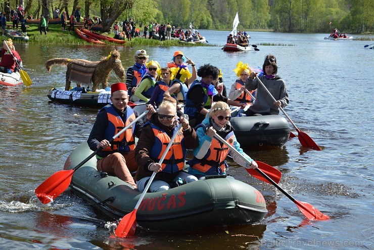 Ieskaties krāšņākā laivu karnevāla norisē 148582