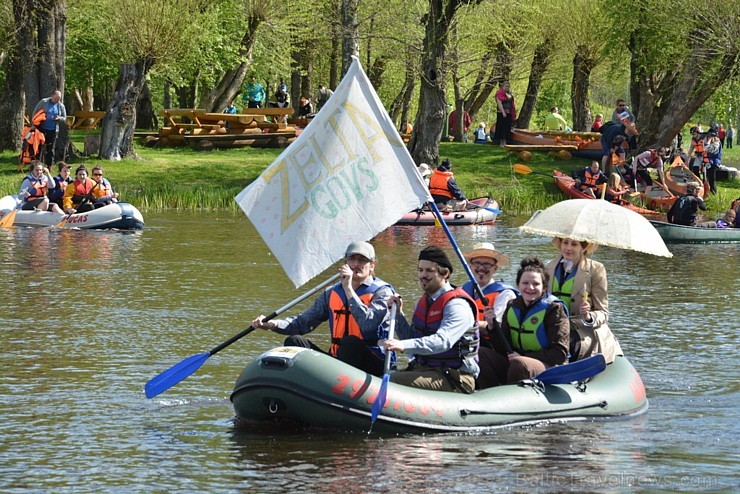 Ieskaties krāšņākā laivu karnevāla norisē 148584