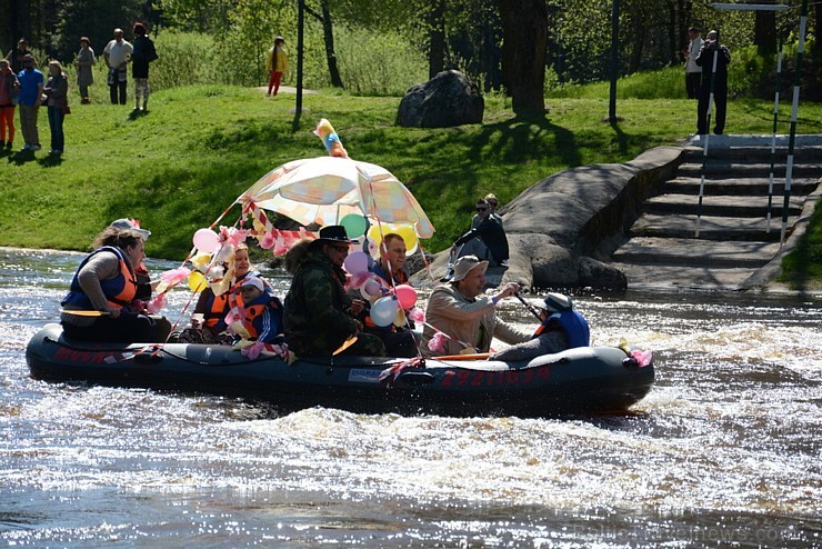 Ieskaties krāšņākā laivu karnevāla norisē 148589