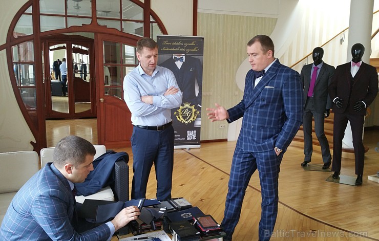 Travelnews.lv direktors Aivars Mackevičs konsultējas pie uzvalku speciālistiem - BG Suits pārstāvjiem - Guntaru un Kristapu Travelnews.lv direktors Aivars Mackevičs konsultējas pie uzvalku speciālistiem - BG Suits pārstāvjiem - Guntaru un Kristapu 149985