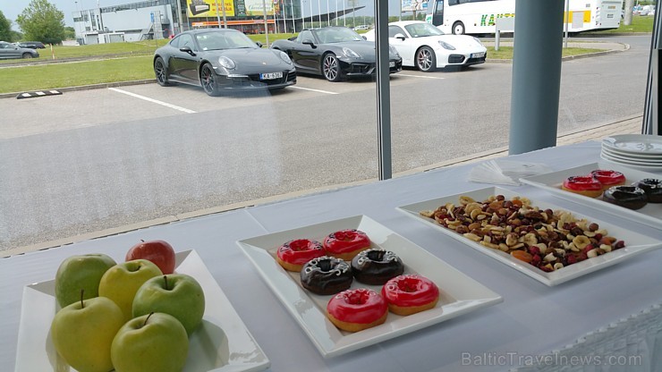 Travelnews.lv redakcija 29.05.2015 izbrauc nelielu Pierīgas maršrutu ar sportisko Porsche Cayman GTS no Porsche.lv Travelnews.lv redakcija 29.05.2015 izbrauc nelielu Pierīgas maršrutu ar sportisko Porsche Cayman GTS no Porsche.lv 150307