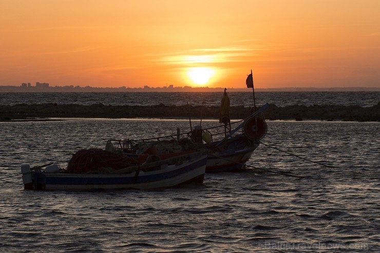 Travelnews.lv redakcija sadarbībā ar starptautisko tūroperatoru Novatours vēro burvīgu saulrietu Tunisijas pilsētas Monastir pievārtē Travelnews.lv redakcija sadarbībā ar starptautisko tūroperatoru Novatours vēro burvīgu saulrietu Tunisijas pilsētas Monastir pievārtē 151250