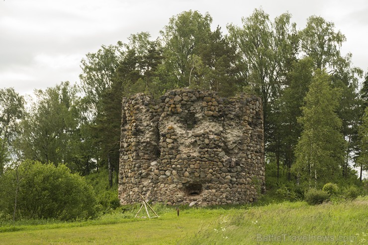 Kopš 14. gadsimta beigām, kad Rīgas arhibīskapa vasaļu pils pirmoreiz minēta dokumentos, līdz 1601. gada vasarai, kad to zviedru - poļu kara laikā nod Kopš 14. gadsimta beigām, kad Rīgas arhibīskapa vasaļu pils pirmoreiz minēta dokumentos, līdz 1601. gada vasarai, kad to zviedru - poļu kara laikā nod 152958