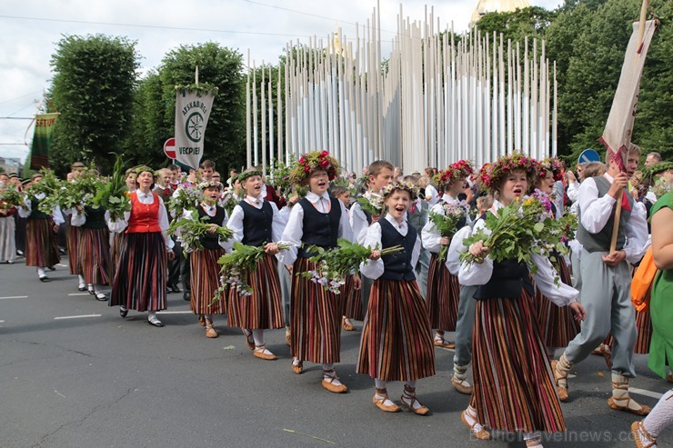 XI Latvijas skolu jaunatnes dziesmu un deju svētku gājiens - atrodi savu kolektīvu (8.daļa) 154632