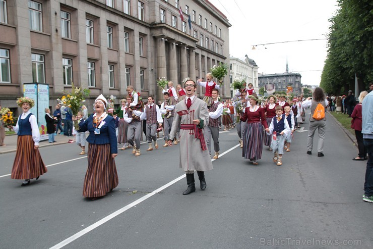 XI Latvijas skolu jaunatnes dziesmu un deju svētku gājiens - atrodi savu kolektīvu 11.daļa) 154937