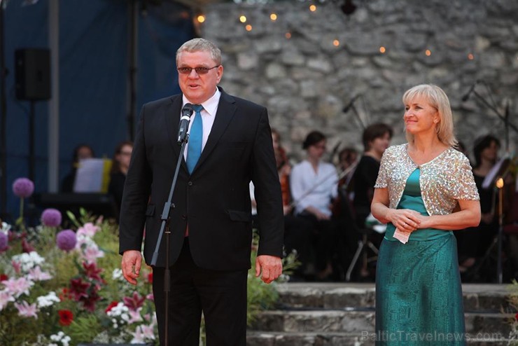 Pirmais Operetes festivāls veiksmīgi sapulcējis pilnus skatītāju solus un tas nepaliek bez atzinīgām apmeklētāju ovācijām. Pirmais Operetes festivāls veiksmīgi sapulcējis pilnus skatītāju solus un tas nepaliek bez atzinīgām apmeklētāju ovācijām. 156027
