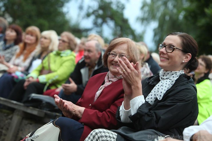 Pirmais Operetes festivāls veiksmīgi sapulcējis pilnus skatītāju solus un tas nepaliek bez atzinīgām apmeklētāju ovācijām. Pirmais Operetes festivāls veiksmīgi sapulcējis pilnus skatītāju solus un tas nepaliek bez atzinīgām apmeklētāju ovācijām. 156029