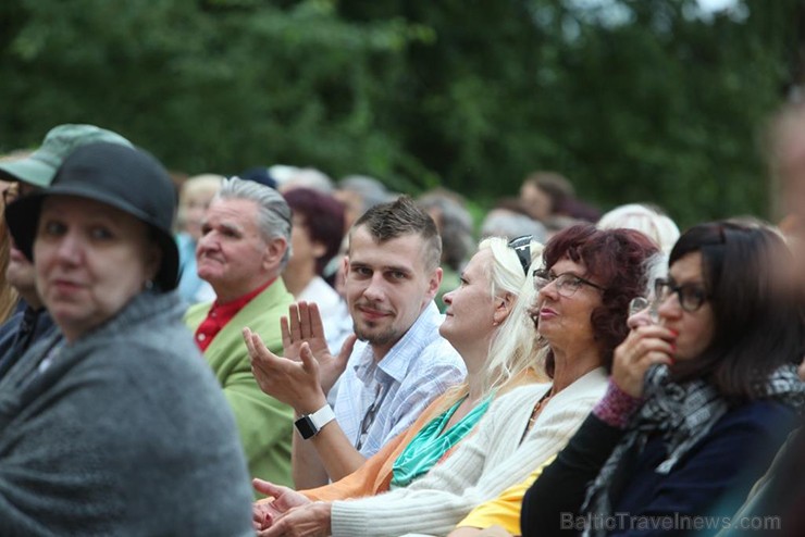 Pirmais Operetes festivāls veiksmīgi sapulcējis pilnus skatītāju solus un tas nepaliek bez atzinīgām apmeklētāju ovācijām. Pirmais Operetes festivāls veiksmīgi sapulcējis pilnus skatītāju solus un tas nepaliek bez atzinīgām apmeklētāju ovācijām. 156031