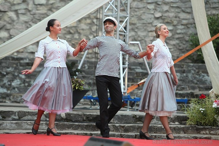 Pirmais Operetes festivāls veiksmīgi sapulcējis pilnus skatītāju solus un tas nepaliek bez atzinīgām apmeklētāju ovācijām. Pirmais Operetes festivāls veiksmīgi sapulcējis pilnus skatītāju solus un tas nepaliek bez atzinīgām apmeklētāju ovācijām. 156032