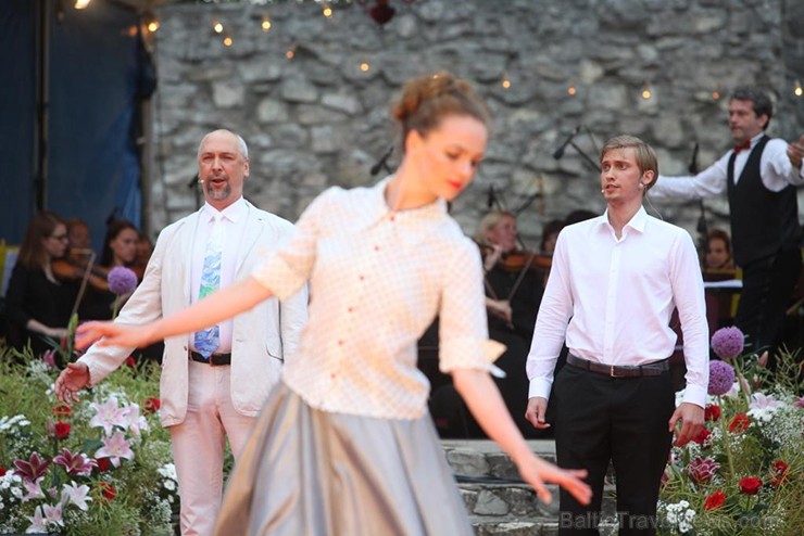Pirmais Operetes festivāls veiksmīgi sapulcējis pilnus skatītāju solus un tas nepaliek bez atzinīgām apmeklētāju ovācijām. Pirmais Operetes festivāls veiksmīgi sapulcējis pilnus skatītāju solus un tas nepaliek bez atzinīgām apmeklētāju ovācijām. 156035