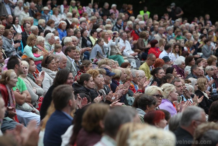 Pirmais Operetes festivāls veiksmīgi sapulcējis pilnus skatītāju solus un tas nepaliek bez atzinīgām apmeklētāju ovācijām. Pirmais Operetes festivāls veiksmīgi sapulcējis pilnus skatītāju solus un tas nepaliek bez atzinīgām apmeklētāju ovācijām. 156036