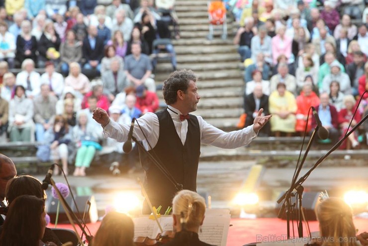 Pirmais Operetes festivāls veiksmīgi sapulcējis pilnus skatītāju solus un tas nepaliek bez atzinīgām apmeklētāju ovācijām. Pirmais Operetes festivāls veiksmīgi sapulcējis pilnus skatītāju solus un tas nepaliek bez atzinīgām apmeklētāju ovācijām. 156040