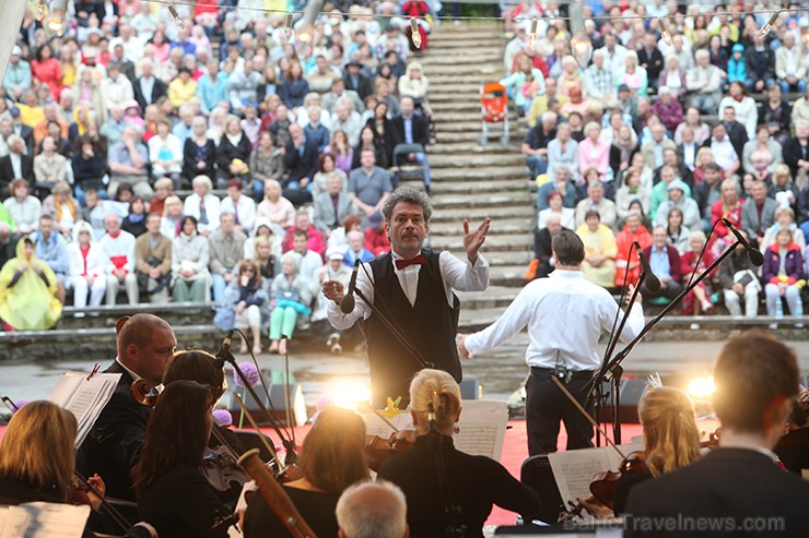 Pirmais Operetes festivāls veiksmīgi sapulcējis pilnus skatītāju solus un tas nepaliek bez atzinīgām apmeklētāju ovācijām. Pirmais Operetes festivāls veiksmīgi sapulcējis pilnus skatītāju solus un tas nepaliek bez atzinīgām apmeklētāju ovācijām. 156041