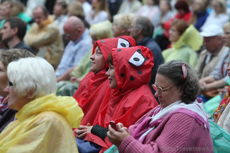Pirmais Operetes festivāls veiksmīgi sapulcējis pilnus skatītāju solus un tas nepaliek bez atzinīgām apmeklētāju ovācijām. Pirmais Operetes festivāls veiksmīgi sapulcējis pilnus skatītāju solus un tas nepaliek bez atzinīgām apmeklētāju ovācijām. 156045