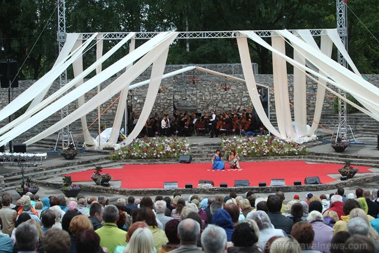 Pirmais Operetes festivāls veiksmīgi sapulcējis pilnus skatītāju solus un tas nepaliek bez atzinīgām apmeklētāju ovācijām. Pirmais Operetes festivāls veiksmīgi sapulcējis pilnus skatītāju solus un tas nepaliek bez atzinīgām apmeklētāju ovācijām. 156048